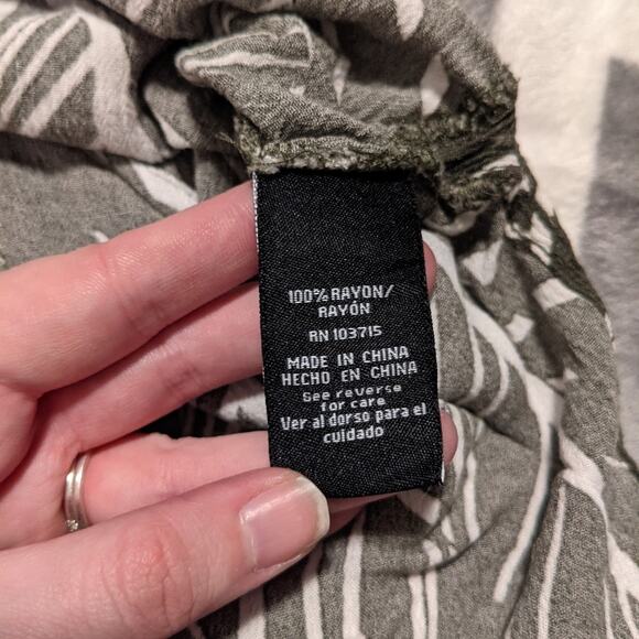 Zac & Rachel | Tropical Island Print Resort Button Up Hawaiian Blouse Size Large - Picture 4 of 7